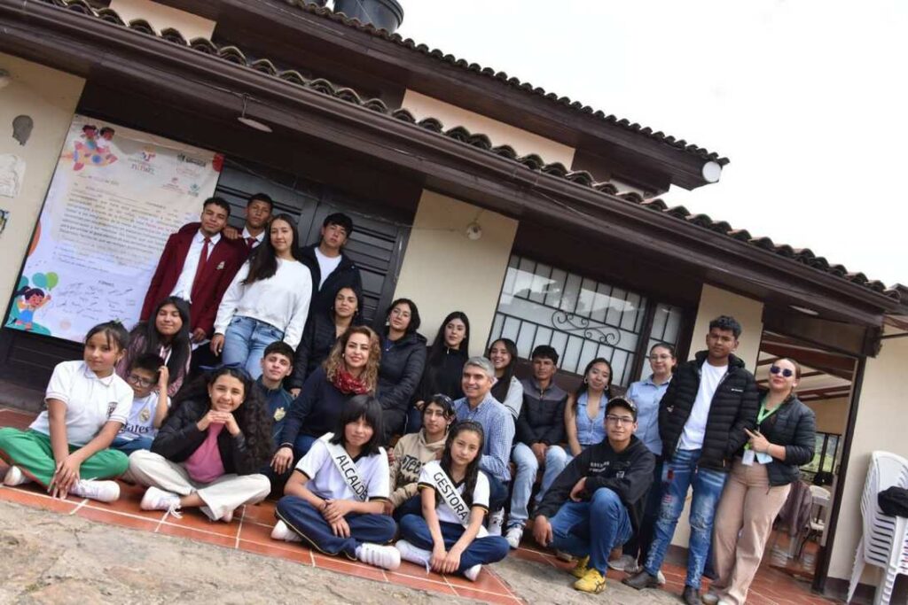 El alcalde de Samacá aseguró que la firma del pacto por la niñez refleja su compromiso con los derechos de los niños, niñas y adolescentes. Foto: Prensa Alcaldía de Paipa.
