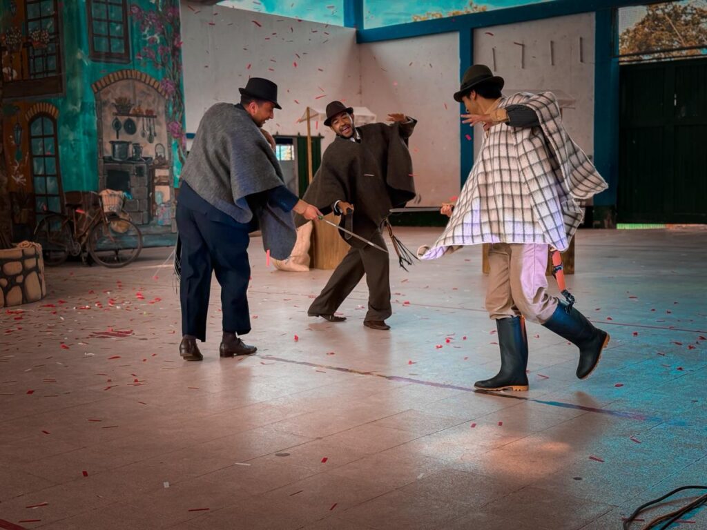 Artistas locales interpretan una escena costumbrista cargada de humor y tradición en Territorio FICC, donde la cotidianidad campesina se transforma en arte sobre el escenario. Foto:Prensa FIC Boyacá 