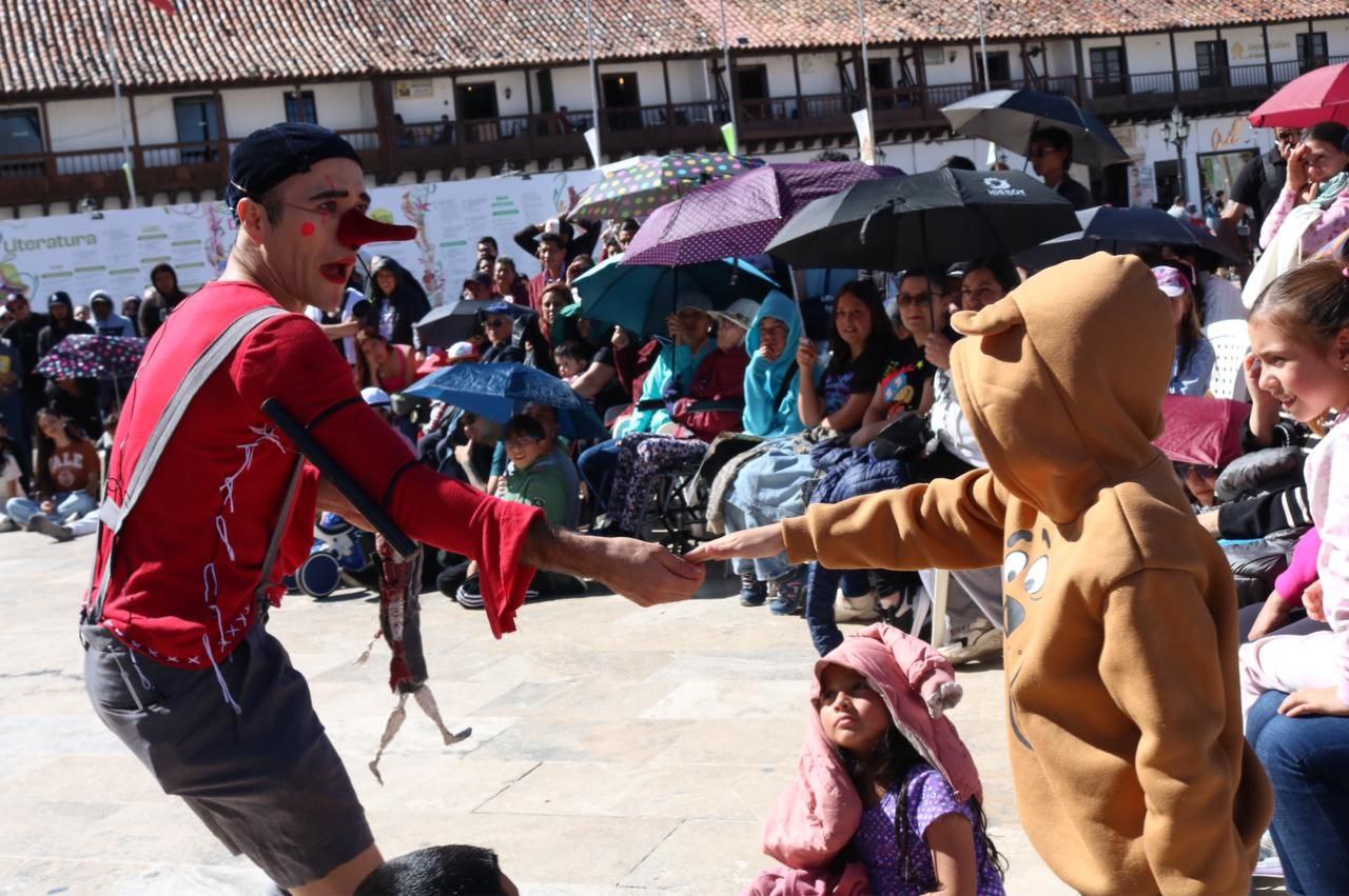 Presentación de teatro, circo y clown en la Plaza de Bolívar de Tunja en el marco de la versión 52 del Festival Internacional de la Cultura FIC, que este año vuelve a rendir homenaje al campo. 26 de octubre. Foto: Prensa FICC.