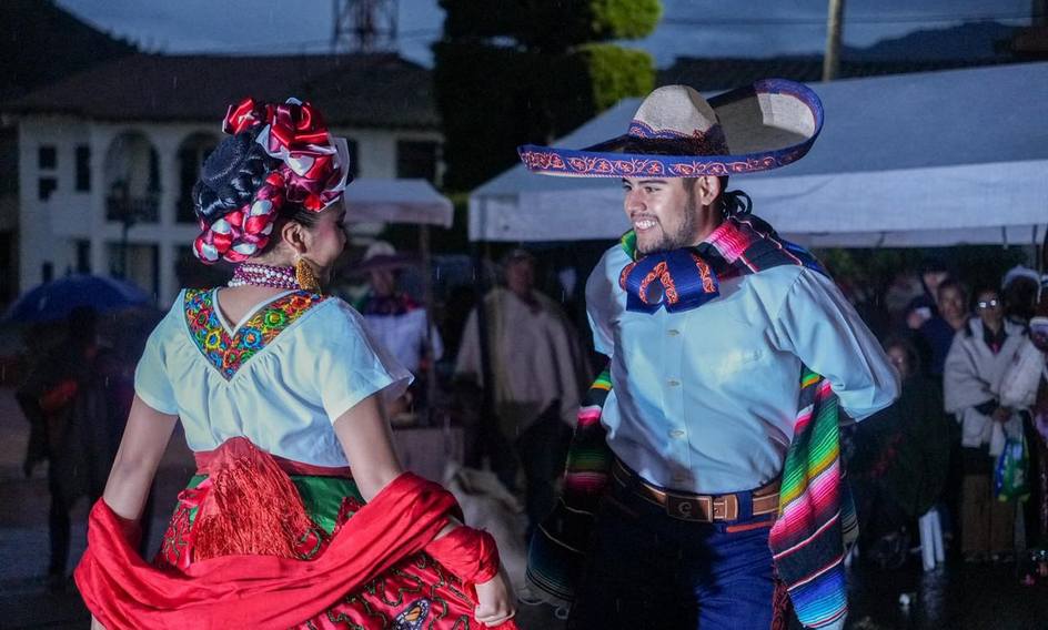 En Mongua tejieron un ensamble lleno de arte, cultura y tradición campesina con el FICC 2 Danzas mexicanas en el municipio de Mongua, en el marco del FICC. 9 de octubre de 2025. Foto: Prensa FICC.