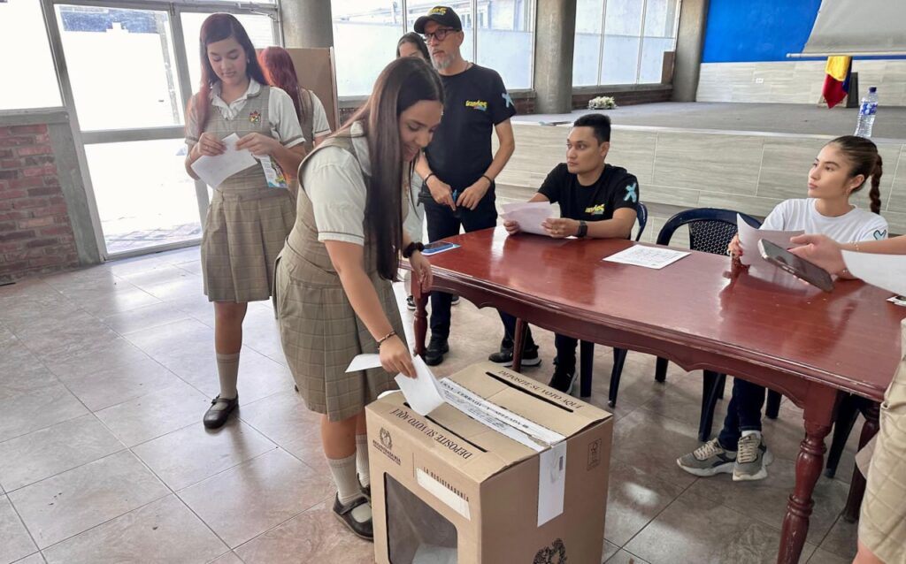 Un total de 511 mesas fueron instaladas en 194 puestos de votación que se distribuyen en los 123 municipios del departamento para que los jóvenes entre los 14 y 28 años puedan elegir. Foto: Registraduría Nacional del Estado Civil.