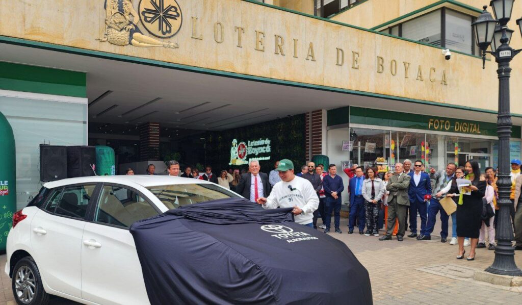José Luis, el joven que resultó ganador del TOYOTA Yaris XS HB CVT modelo 2025, recibió su premio en el que ayer mismo regresó a su natal Pitalito, donde había comprado el billete ganador de la Lotería de Boyacá. Foto: Tuiteros Boyacá.