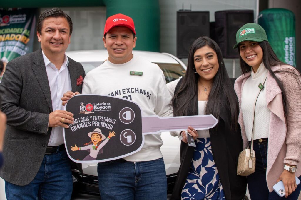 José Luis, el joven que resultó ganador del TOYOTA Yaris XS HB CVT modelo 2025, recibió su premio en el que ayer mismo regresó a su natal Pitalito, donde había comprado el billete ganador de la Lotería de Boyacá. Foto: Tuiteros Boyacá.
