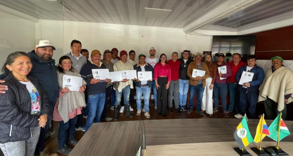 En Samacá firmaron convenios para la construcción de placa huellas 1 En Samacá se adelantará la construcción de alrededor de 600 metros de placa huellas en articulación con algunas de las Juntas de Acción Comunal del municipio. Foto: Alcaldía de Samacá.