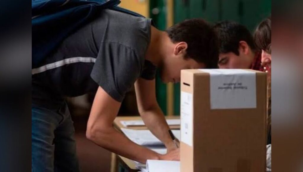 Los detalles y los números de las elecciones para los consejos juveniles en Tunja este domingo 2 Joven firmando y votando