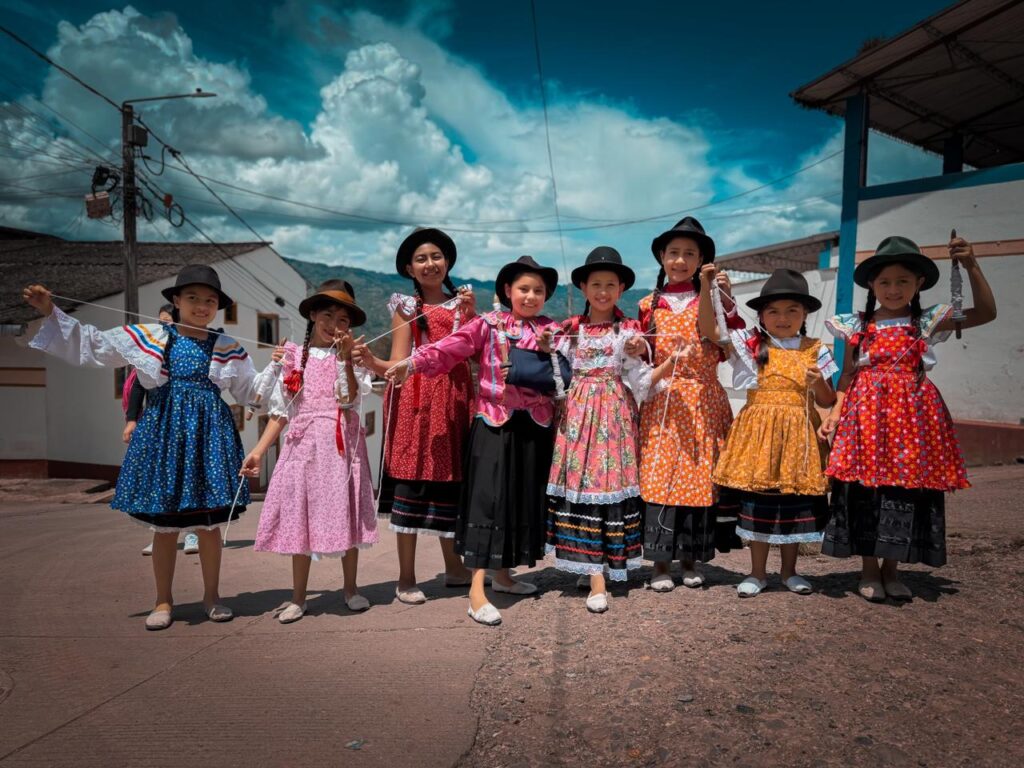 Niñas del grupo infantil Raíces Guayatunas representan con orgullo el oficio de las hilanderas boyacenses durante el Festival Internacional de la Cultura Campesina, una muestra viva de las tradiciones que se tejen en Guayatá. Foto: Prensa FIC Boyacá 