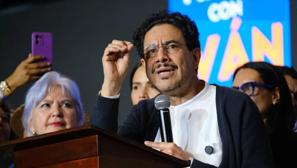 Iván Cepeda celebra su victoria en la consulta interna del Pacto Histórico, rumbo a su candidatura presidencial para 2026. Foto: Prensa Iván Cepeda