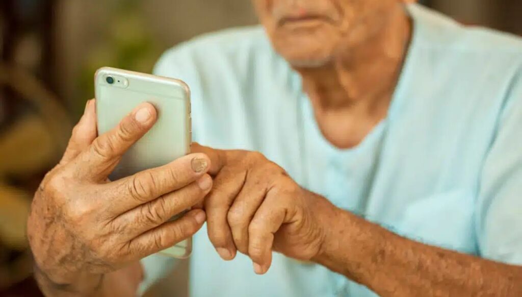 Cómo asistir a los adultos mayores para que estén alertas y alejados de las estafas online 1 las pérdidas en fraudes a la población adulta mayor fueron de 83 mil dólares. Detrás de estos números, hay personas y familias enteras cuyo bienestar y seguridad financiera se ven alteradas, y ven cómo se evaporan sus ahorros de años de un momento a otro. Foto: Archivo Particular