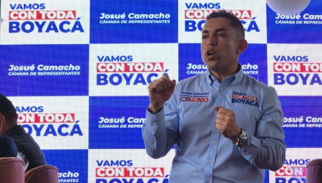 Josué Camacho, la ficha clave de Cambio Radical por la Cámara en Boyacá, se fue de frente contra los promeseros políticos 1 Josué Camacho propone cambiar, desde el Congreso de la República, la historia de promesas a los boyacenses. Foto: Tuiteros Boyacá.
