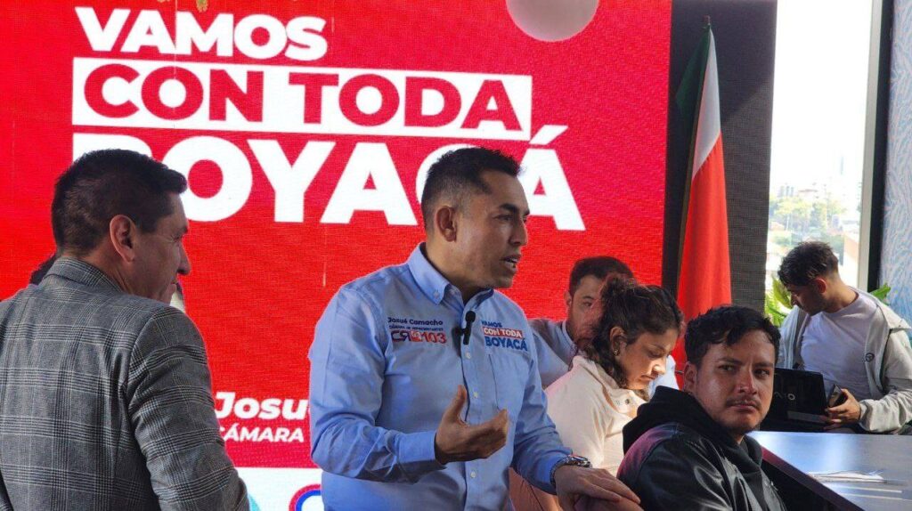 Josué Camacho, la ficha clave de Cambio Radical por la Cámara en Boyacá, se fue de frente contra los promeseros políticos 2 El aspirante de Cambio Radical asegura que Boyacá no solo está atrasada, sino ausente en las decisiones nacionales y llena de las mismas promesas cada cuatro años. Foto: Tuiteros Boyacá.