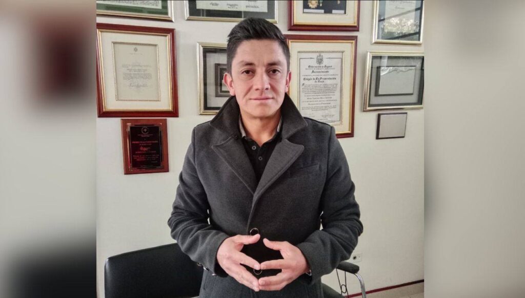 Él es Félix Hernando Ramírez González, el nuevo contralor de Tunja 1 Con 12, de los 17 votos, Félix Hernando Ramírez González, fue elegido como el nuevo contralor de la capital boyacense para el periodo 2026-2029. Foto: Suministrada a Tuiteros Boyacá.